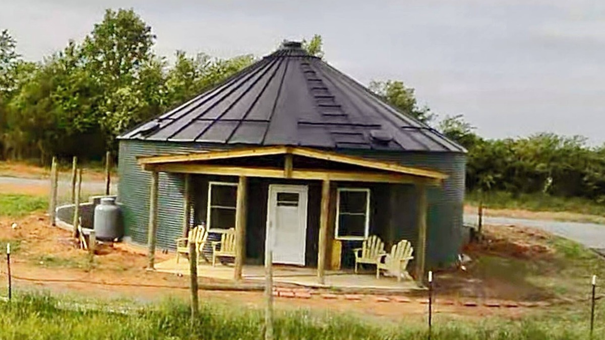 Rustburg House | Grain Bin home minutes to liberty University and Lynchburg on a country farm