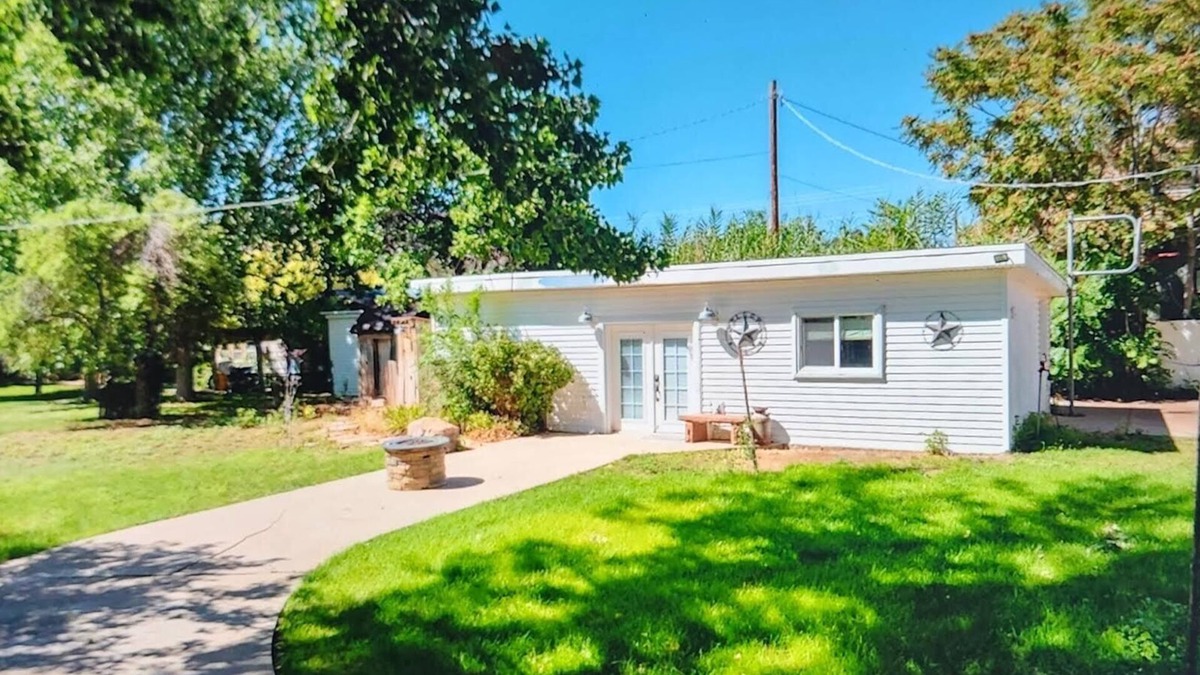 Kanab House | Grammie's Backyard Escape-gym/sauna/firepit/bkyd games/walk 2 hikes/museums/shop