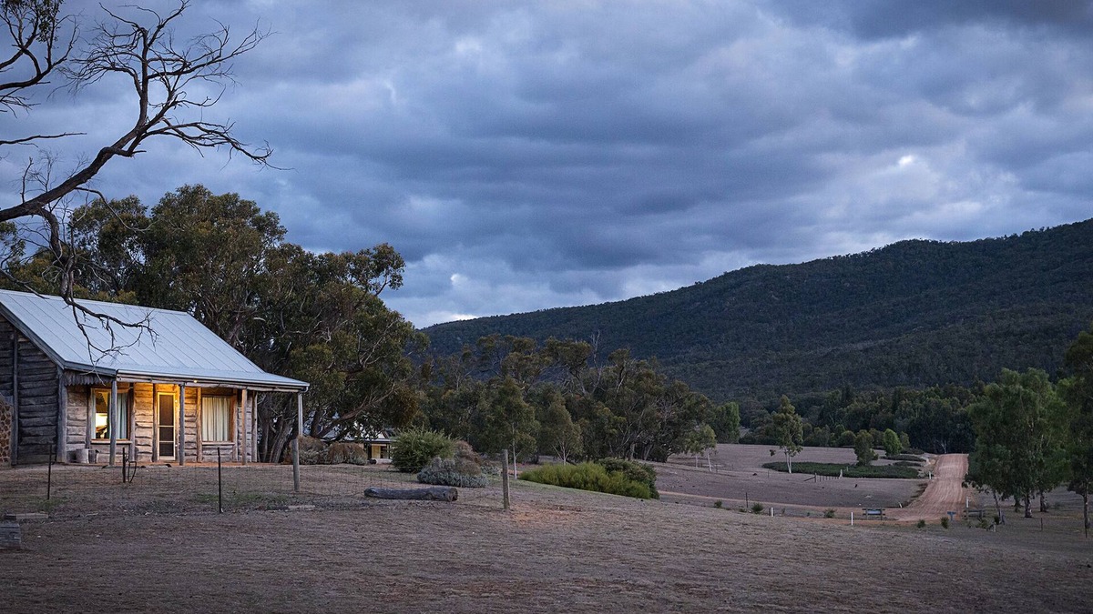 Halls Gap Cottage | Grampians Pioneer log cabin