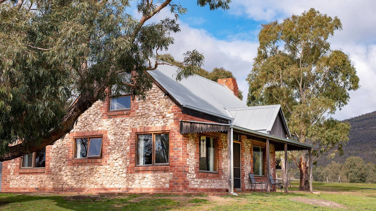 Halls Gap Cottage | Grampians Pioneer stone cabin