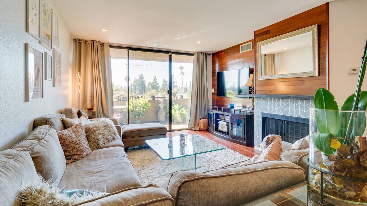 Granada Hills South Condo | Granada Hills Condo w/Community Pool & Workspace