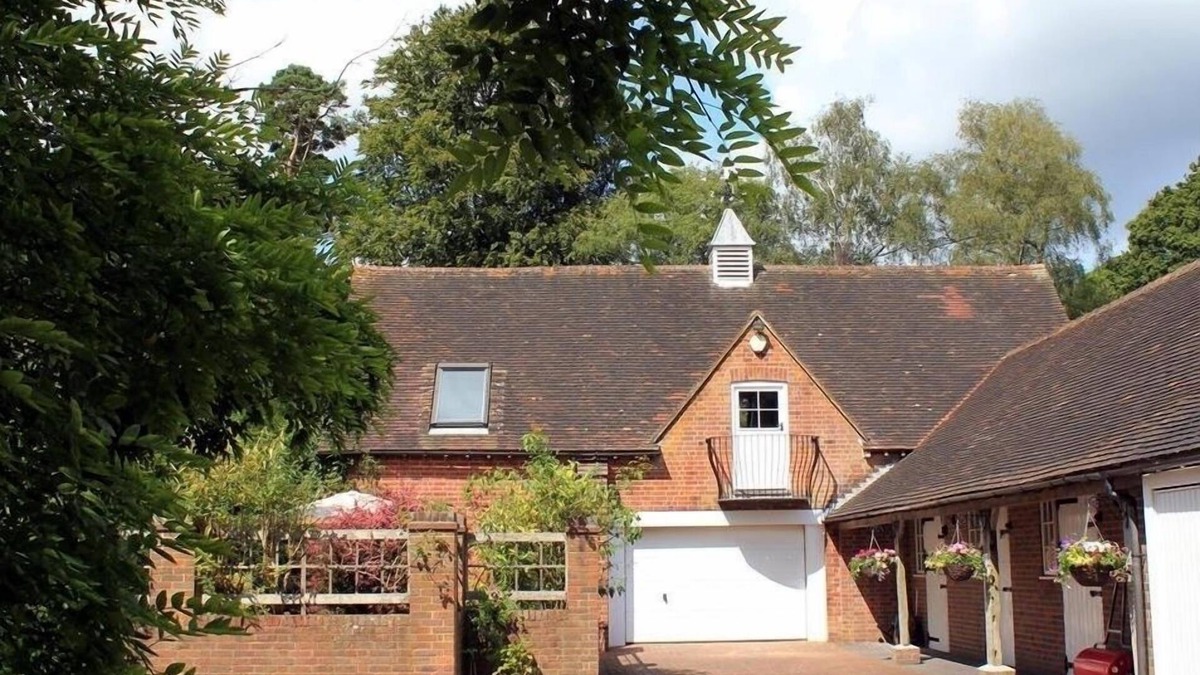 Frant Cottage | GRANARY COTTAGE, with a garden in Royal Tunbridge Wells