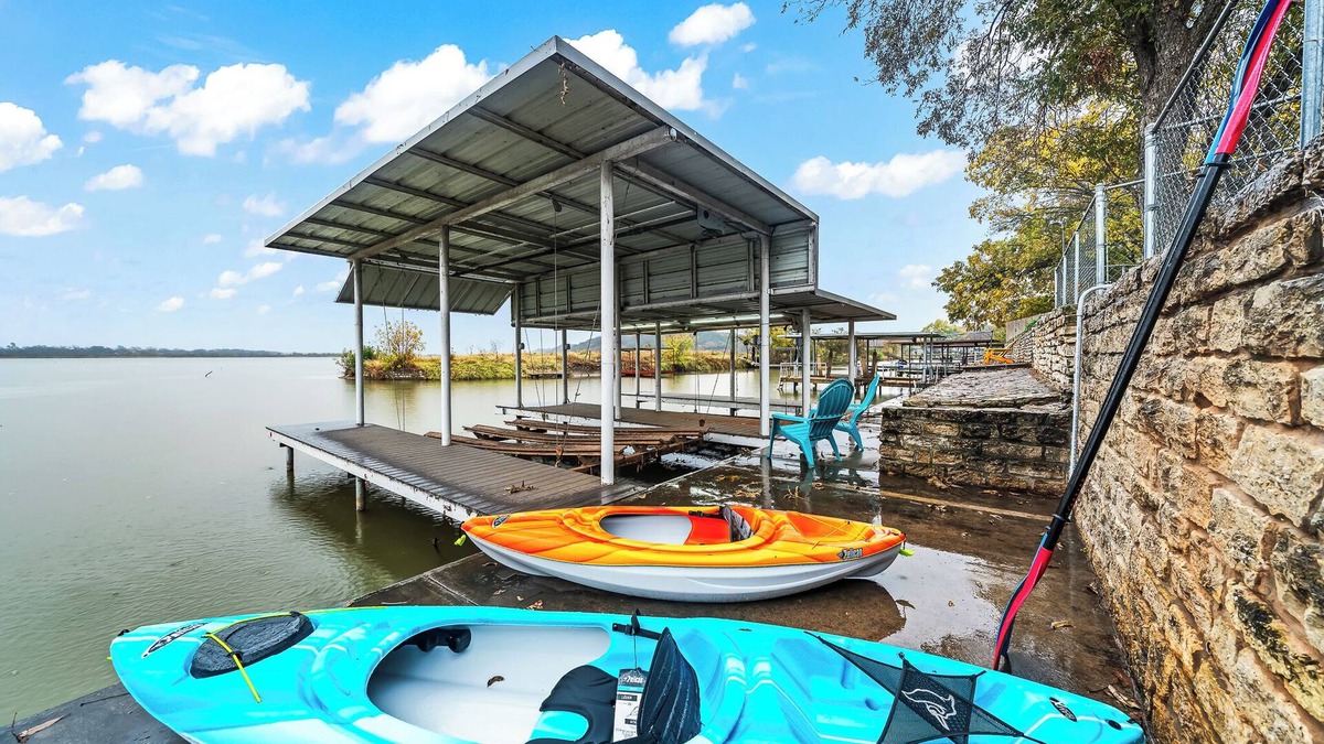 Dennis House | Granbury Lakefront home with boat Dock/Slip Kayaks Firepit Fishing