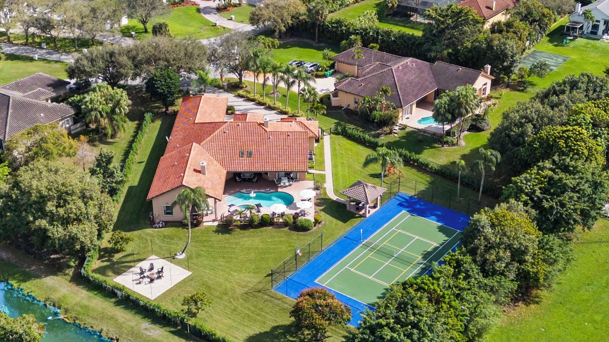 Plantation Villa | Grand 6BR Plantation Estate w/Tennis & POOL