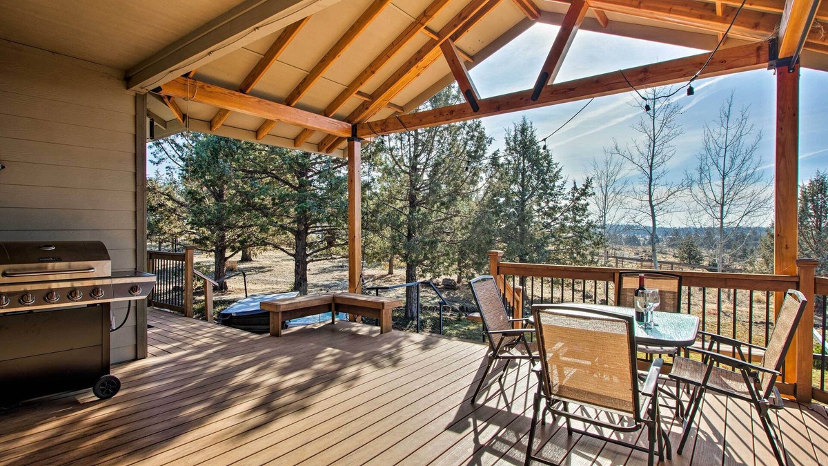 Crooked River Ranch House | Grand Cabin w/Hot Tub & Views - 3 Miles to Hiking