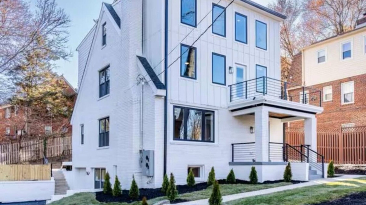 Washington House | Grand Capitol Villa: Lavish 7BR, 5BA Parking & Space for 16+, with Boat!