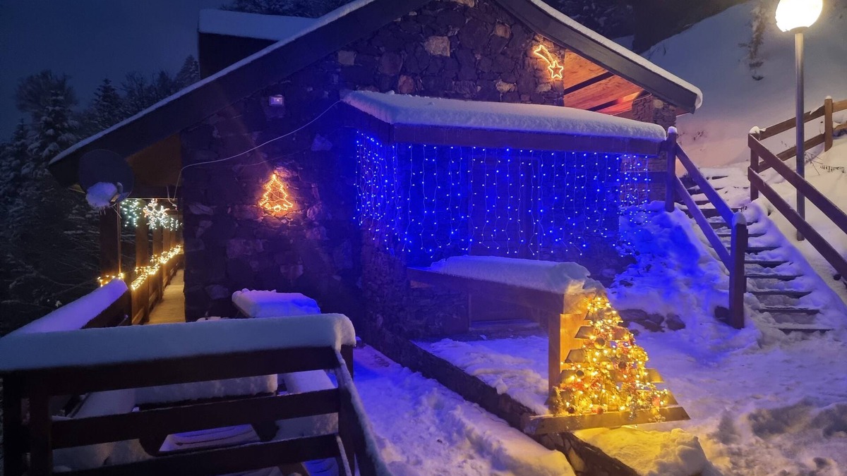 Guzet Neige Ski Chalet | Grand Chalet in front of the slopes