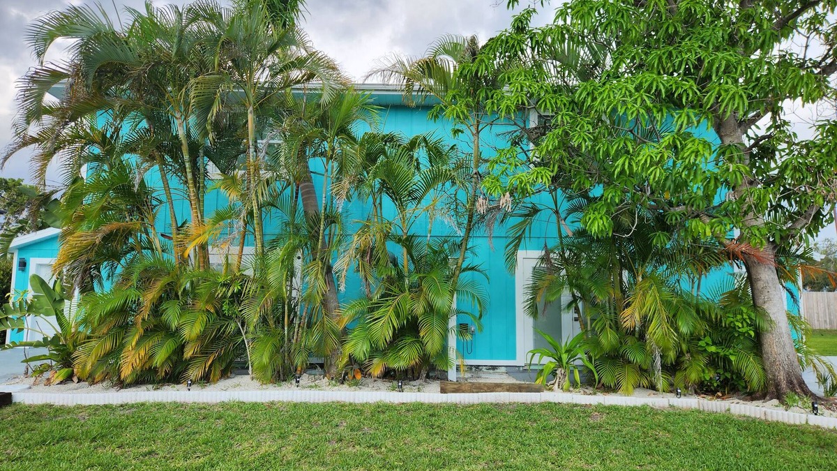Fort Myers Beach House | Grand Coastal Getaway! 6BR w/3 KING beds. Entire duplex. Pet friendly