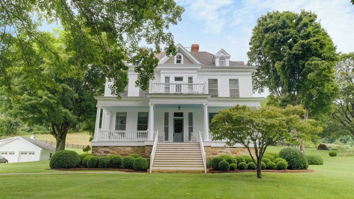 Hot Springs House | Grand Historic Estate w/Hot Tub + Amazing Views