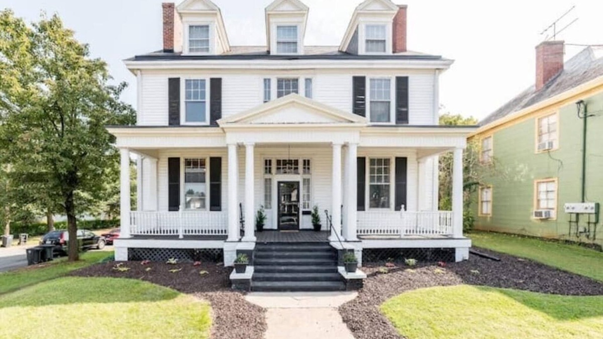 Daniels Hill House | Grand Historic Home Near Downtown w/Rec Room