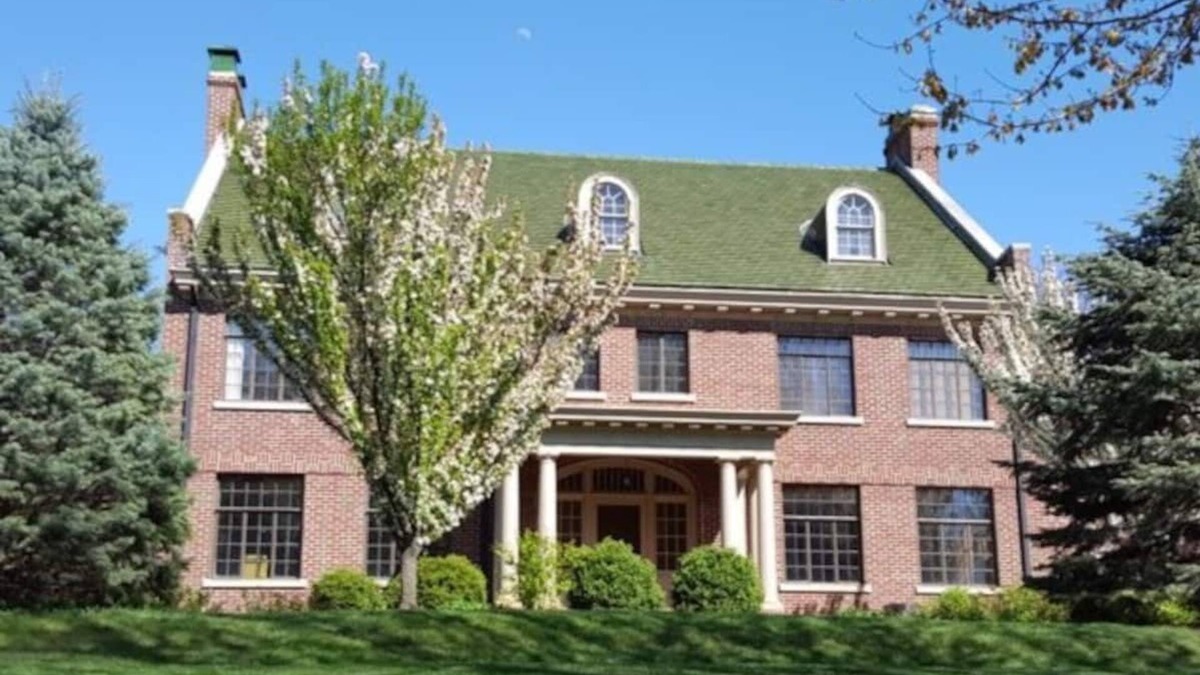 Lincoln House | Grand Home for 14 - Country Club Neighborhood!