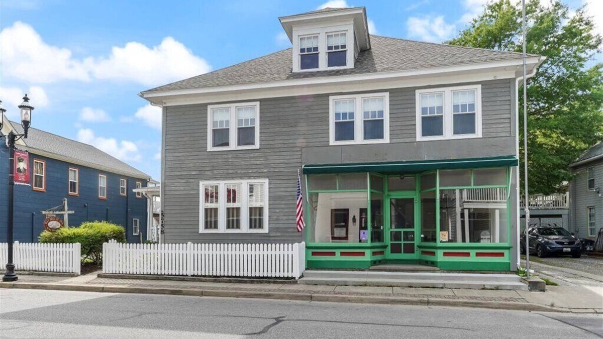 Rock Hall House | Grand home located right on Main St, walk to Chesapeake Bay & great restaurants