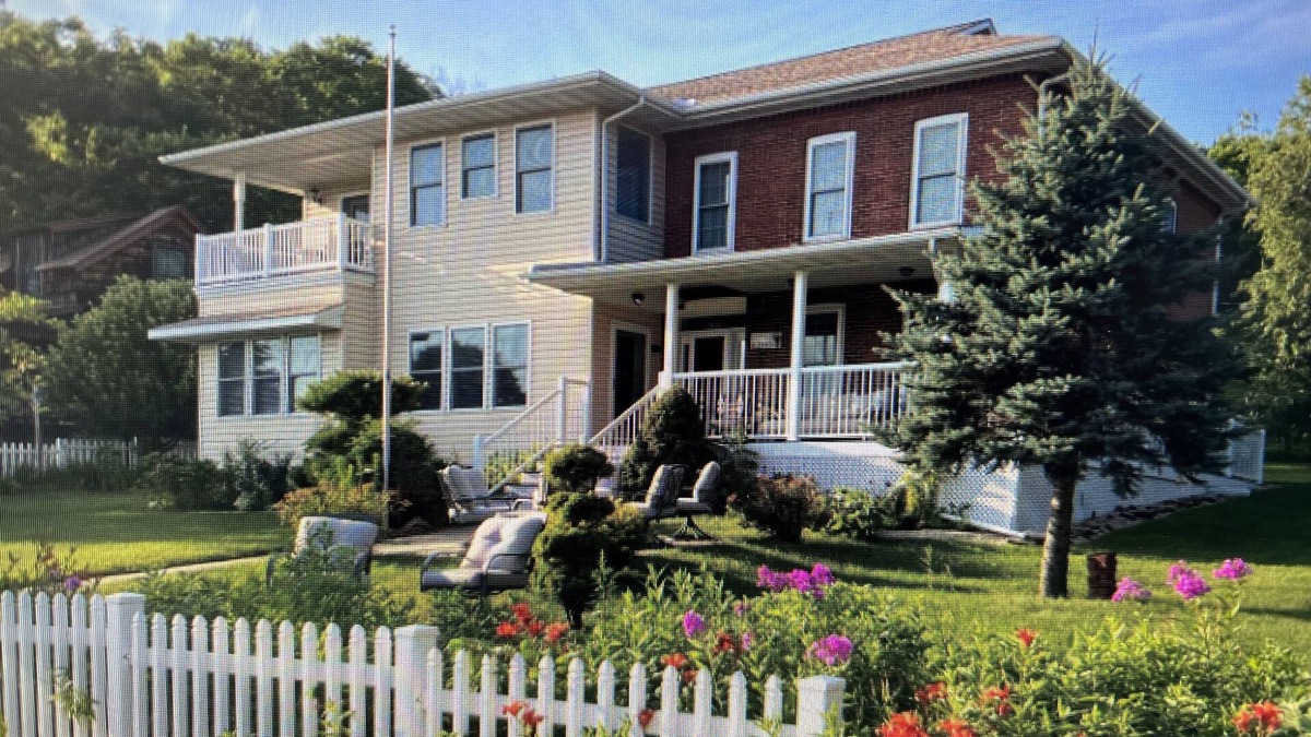 Trempealeau House | Grand home with views of the Mississippi!