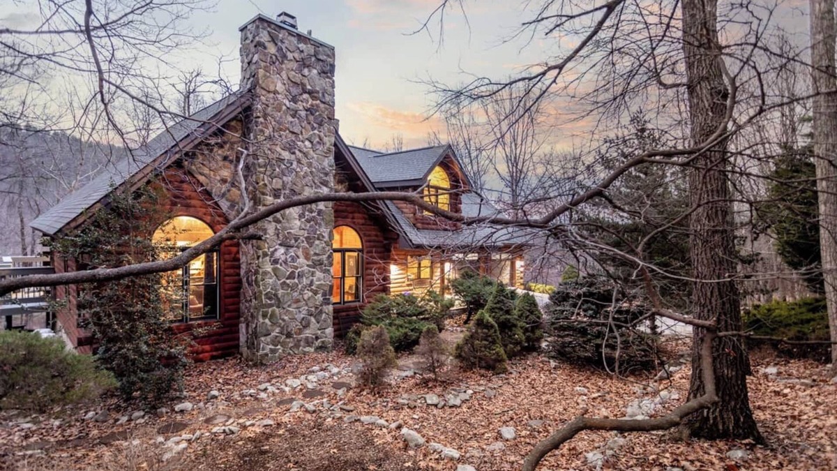 McGaheysville Cabin | Grand Log Home Billiard Table 5000 sq feet Hot Tub FirePit Oversized Deck w/VIEWS Pet Friendly