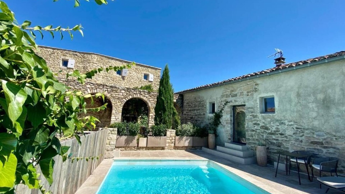 Martignargues House | Grand Luxe Suite GRAFFITI with XXXL whirlpool bath with shared POOL access