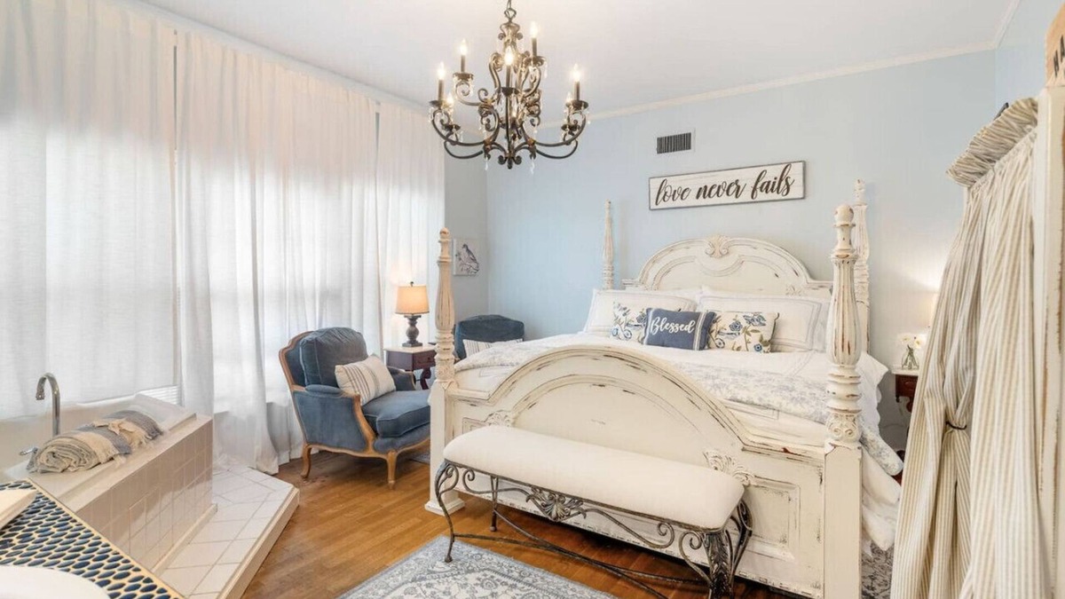 Fort Smith Apartment | Grand Mansion-Blue Jay suite