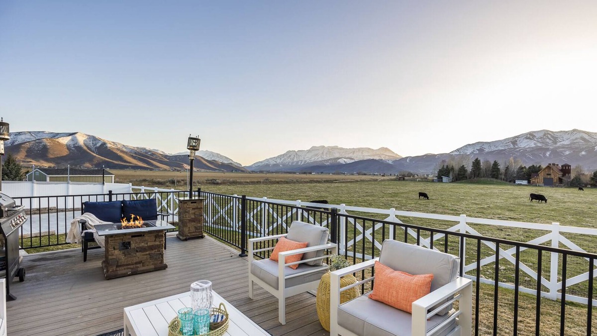 Heber House | Grand Mountain Retreat- 25 min to Ski Slopes- Sleeps 28- Views, Pickleball court