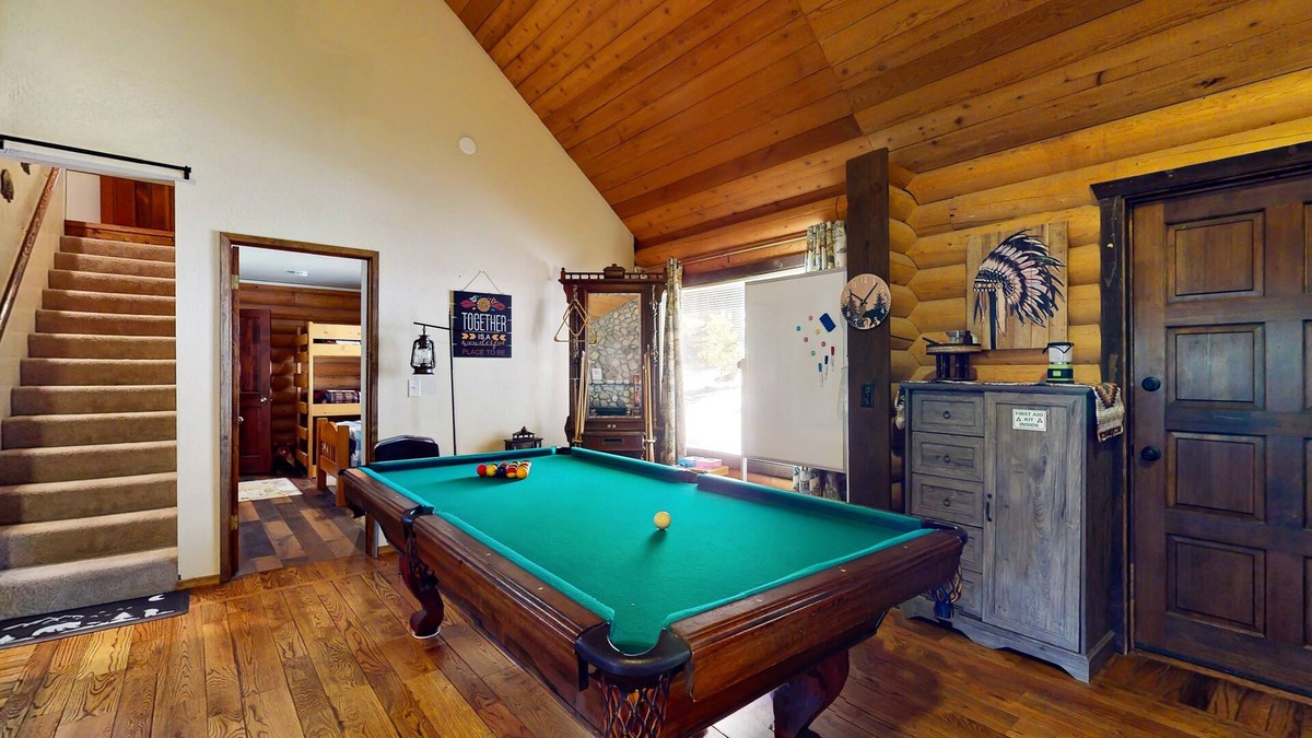 Twin Peaks Cabin | Grand Mountain Retreat w/Piano, Fast WiFi, Fireplace, Private Deck