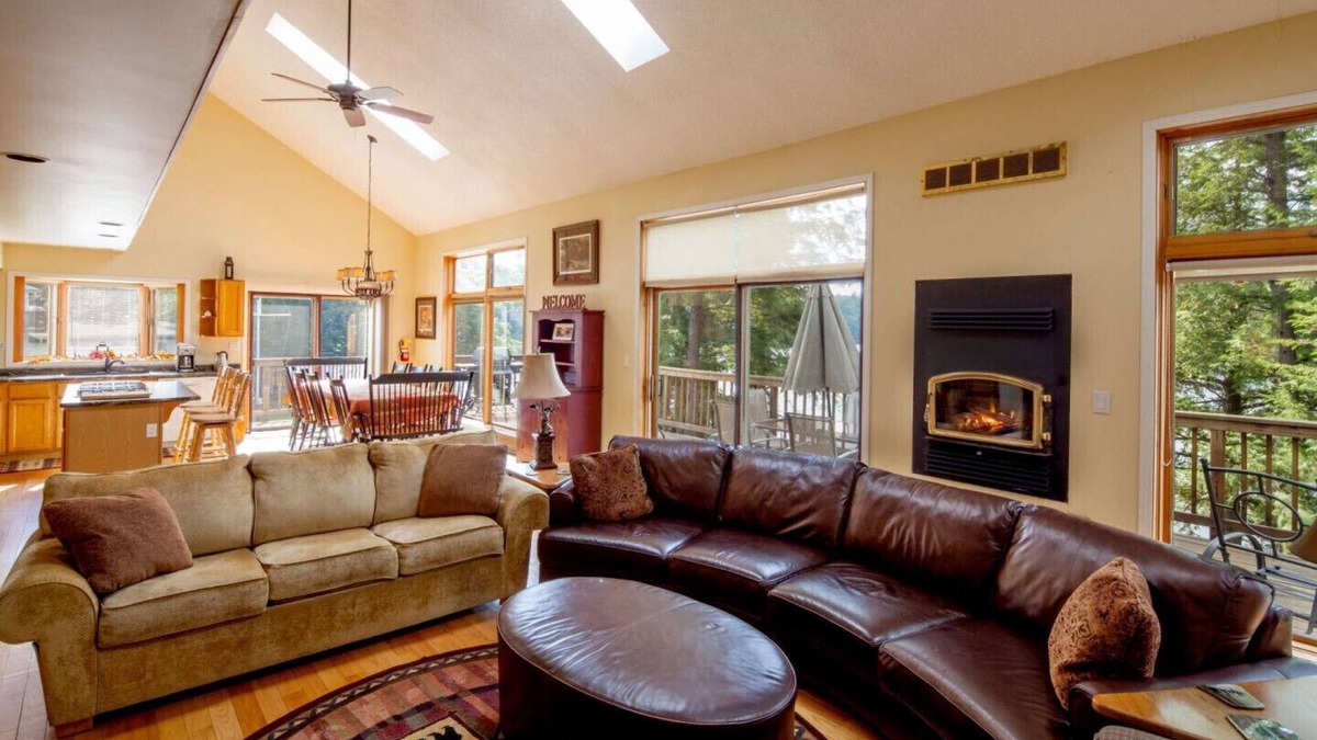 Seguin Cabin | Grand Muskokan Cottage - Maximum 14 guests