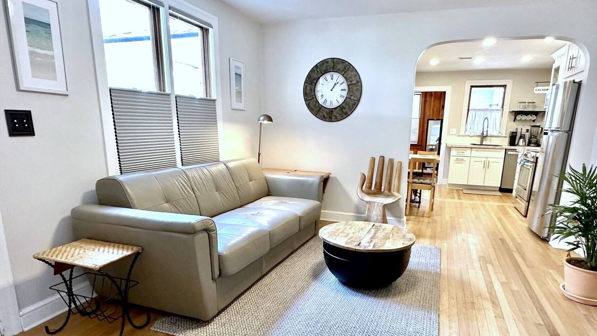 Downtown Historic District House | 💲Grand Oak - Renovated 1885 Queen Anne - 1 Block Stroll to Historic DT - Beach only 3 Mi💲