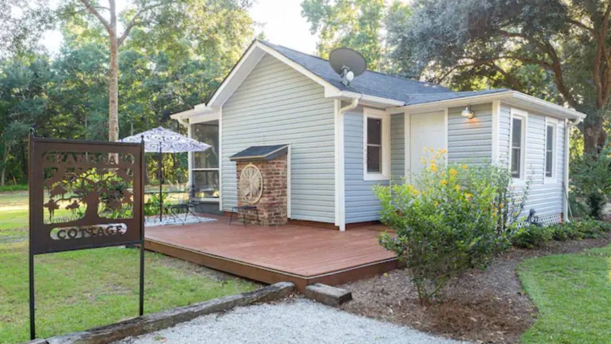 Charleston Cottage | Grand Oaks Cottage: Ideal Location!