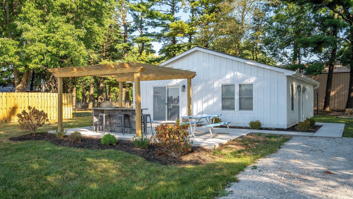 Westfield House | Grand Park Cottage - sleeps 12 steps from Grand Park