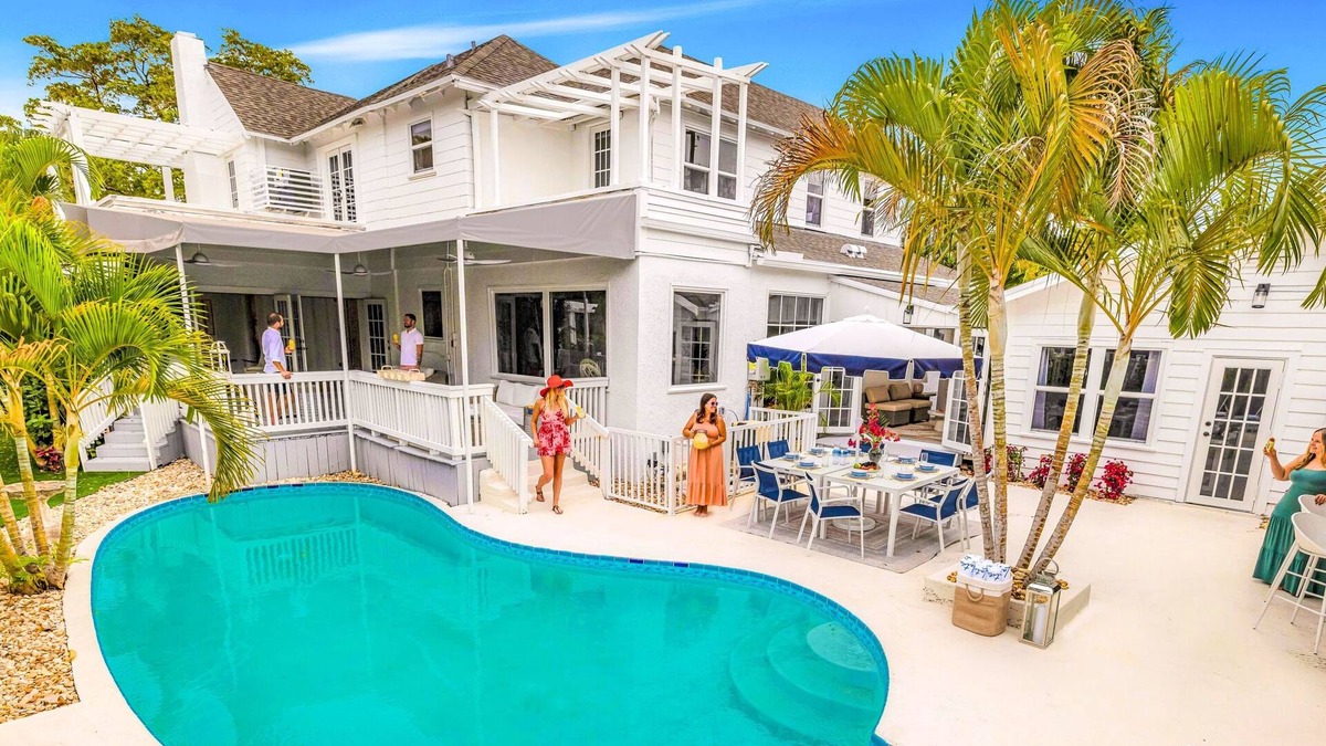 Old Northwood House | Grand Residence | Heated Pool | Beach Proximity | Emerald Key | RESlDENCES