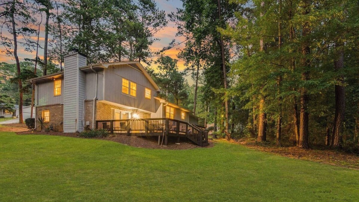Lithonia House | Grand Retreat: 5 Bedroom Sleeps 12, Spacious Deck