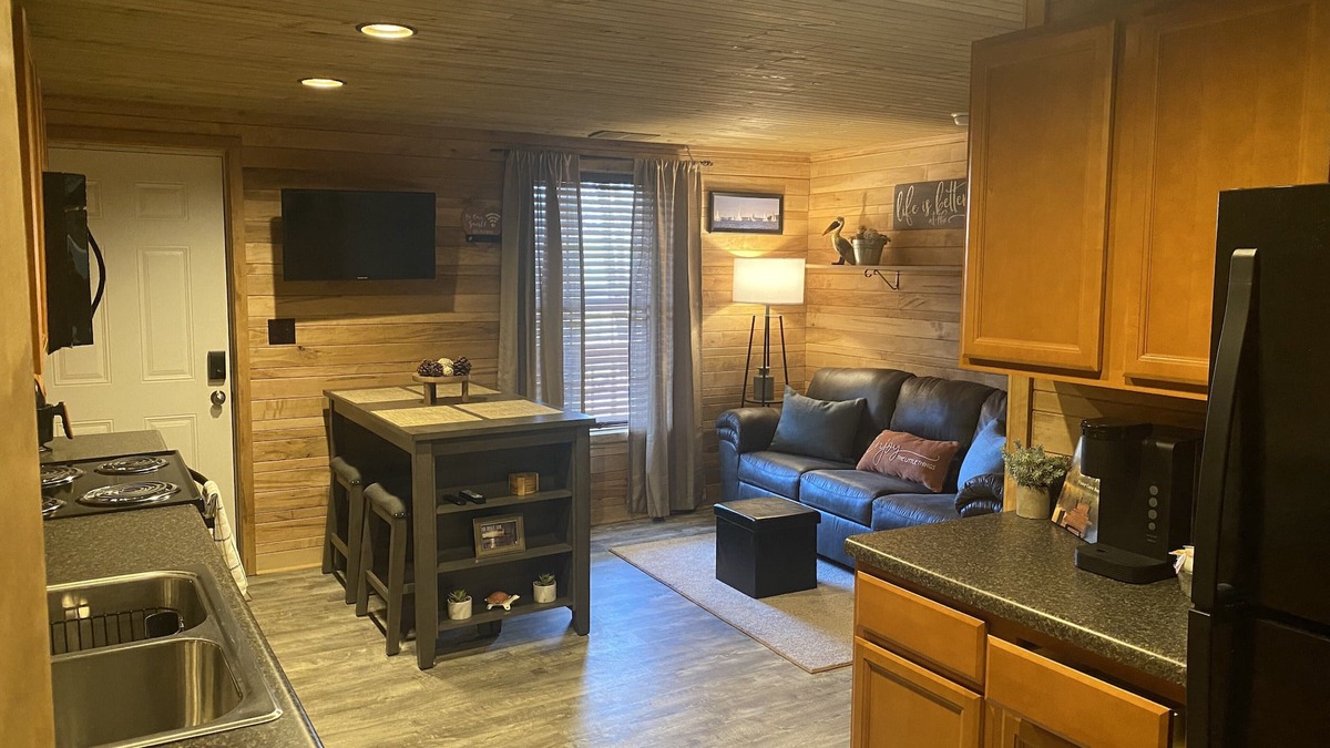 Grand Rivers Condo | Grand Rivers, KY -Cozy getaway with Cabin Charm- Near Green Turtle Bay & Patti's