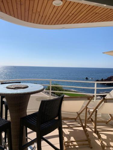 Le Trayas Apartment | Grand studio terrasse vue mer pieds dans l'eau piscine
