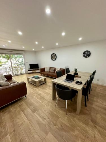 Alco Apartment | Grand T4 de 118m2 Proche Tram, Terrasse à seulement 25 mn des Plages