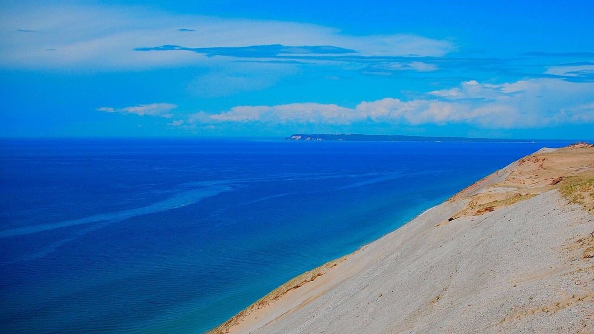Acme Condo | 🏖️ Grand Traverse Bay Waterfront Condo Beach, Sunsets, Park + More