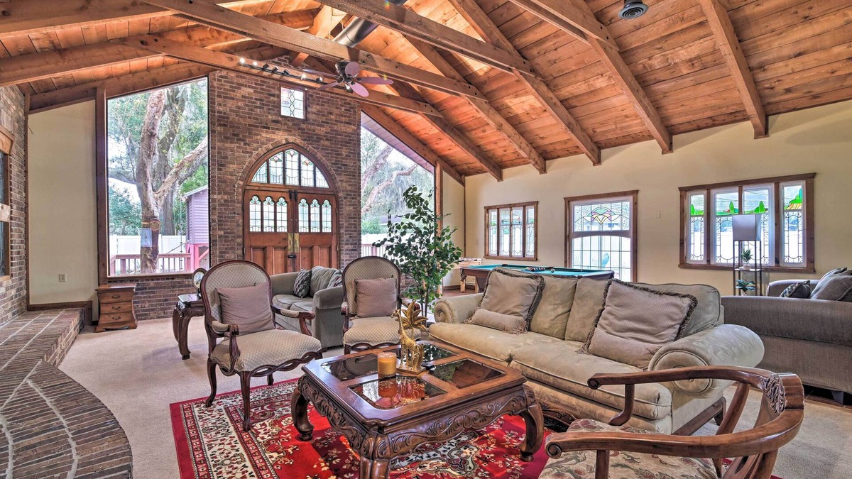 Valrico House | Grand Valrico Home w/Deck, Fire Pit & Yard!