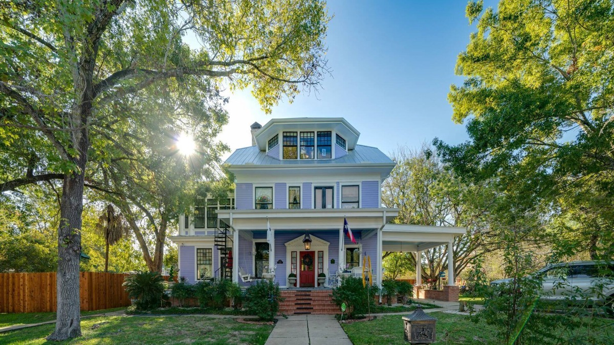 Gonzales House | GRAND VICTORIAN -STEP BACK IN TIME!!!