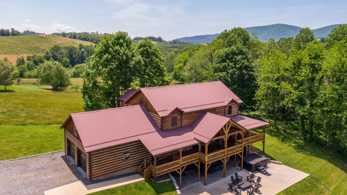 West Jefferson Cabin | Grand Vista Lodge - Huge Cabin 5min to West Jefferson Downtown! VIEWS, Hot Tub, Pool Table, Firepit!