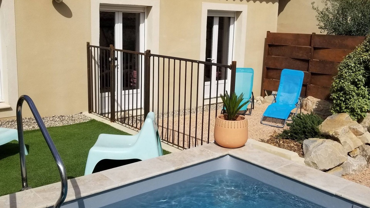 Caromb Villa | Grande Bastide, 4 stars, private garden and swimming pool at the foot of Mont Ventoux