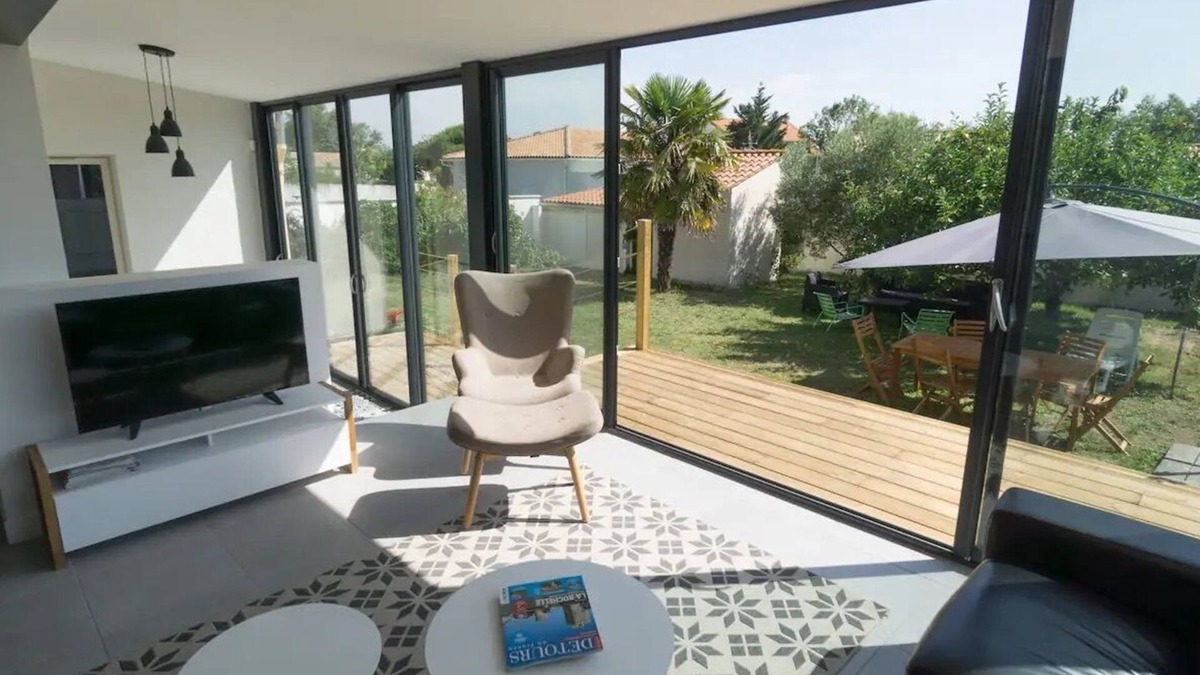 Quartier du Stade House | Grande Maison Pour 11 Personnes Avec Piscine, à 200m de la Plage !