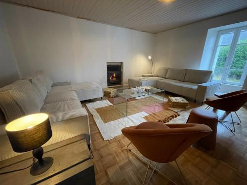 Rosporden House | Grande maison 20 min plage, 14 personnes, 5 SDB, literie grand confort