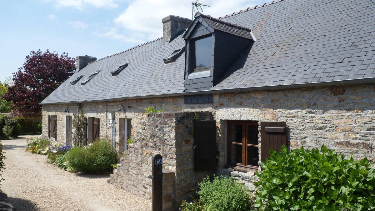 Pleuven House | Grande Maison Bretonne Traditionnelle Avec un Joli Extérieur