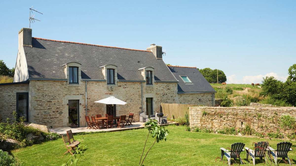 Ploneour-Lanvern House | Grande Maison Charmante au Milieu des Chevaux. Logement Insolite Dans Ecuries!