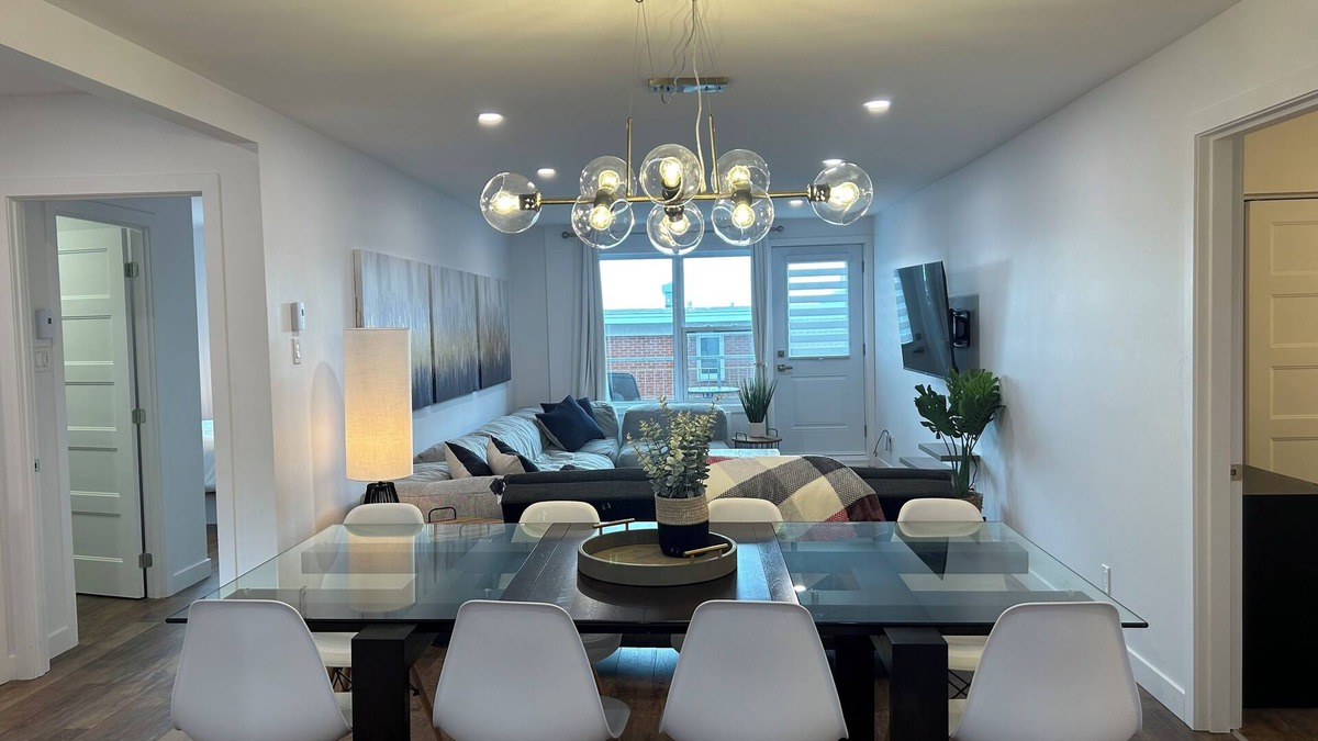 Desjardins Apartment | Grandiose!, Ground floor, 3 Bedrooms! Vue Chateau! Renovated, Air-conditioned, Free parking