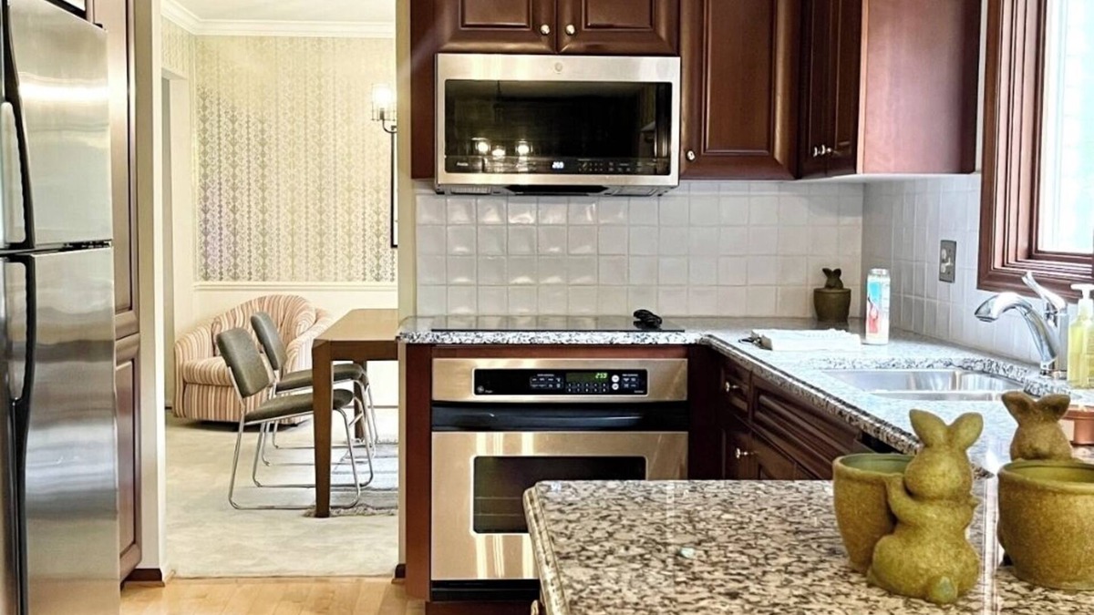 Bloomfield House | Grandma Chic 5-bedroom house in lovely Birmingham with AC, WiFi