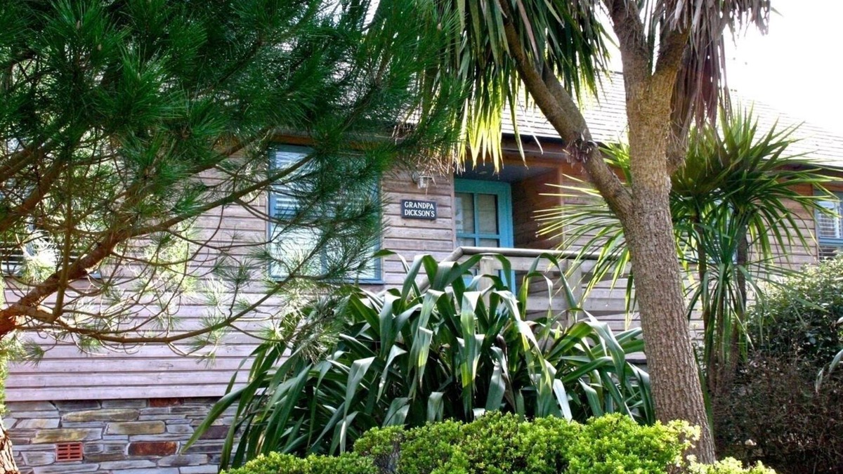 Little Petherick Cottage | GRANDPA DICKSON'S, pet friendly, with a garden in Little Petherick