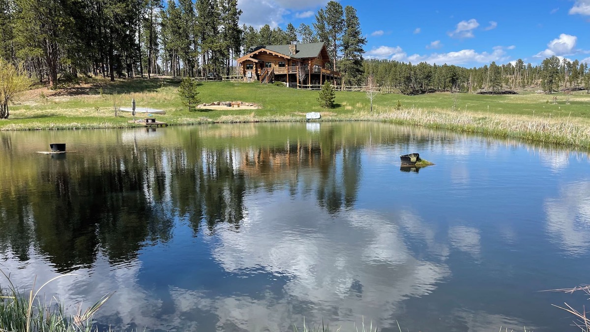 Custer House | Grandpa’s Place. Exclusive, Stunning, Private Log Home. Firepit & Pond.