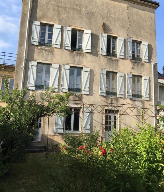 Arbois Apartment | Grands Gîtes de charme avec jardin, lieu calme et paisible en plein coeur d'Arbois, linge inclu, lits faits à l'arrivée et ménage en fin de séjour