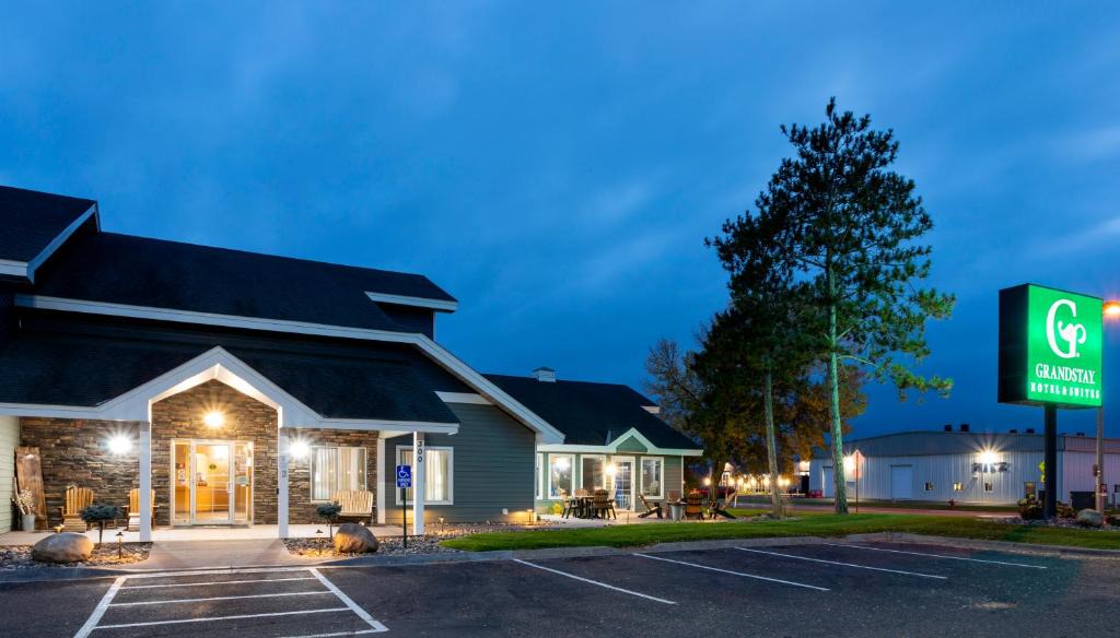 Cambridge Hotel | GrandStay Hotel & Suites