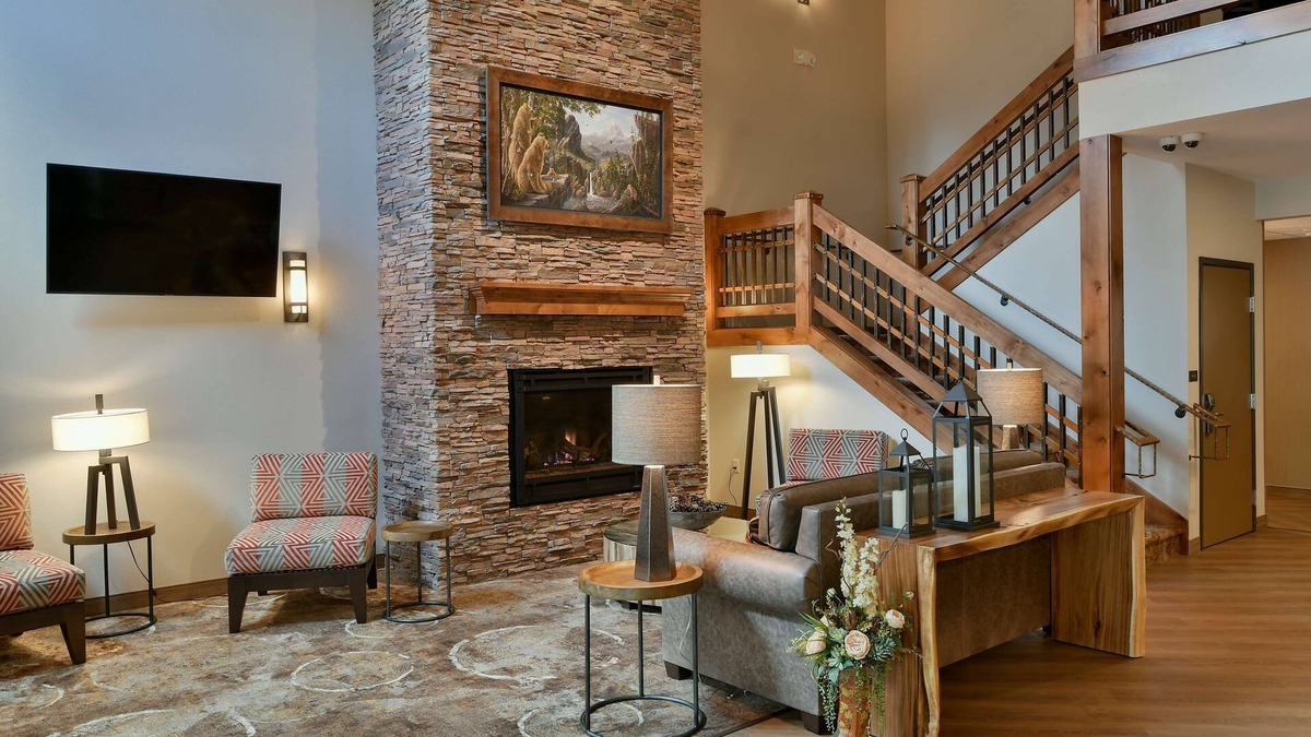 Sisters Hotel | GrandStay Hotel & Suites