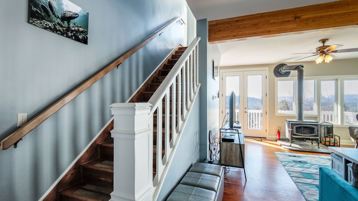 White Salmon House | Grandview 3 Bedroom Home by RedAwning