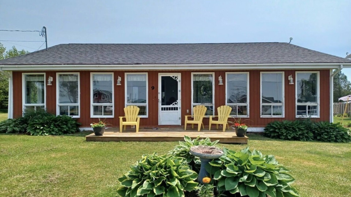 Lot 16 Cottage | Grandview Beach Cottage, 3 brm , 2 baths, 10Km from S'side, Kayaks.