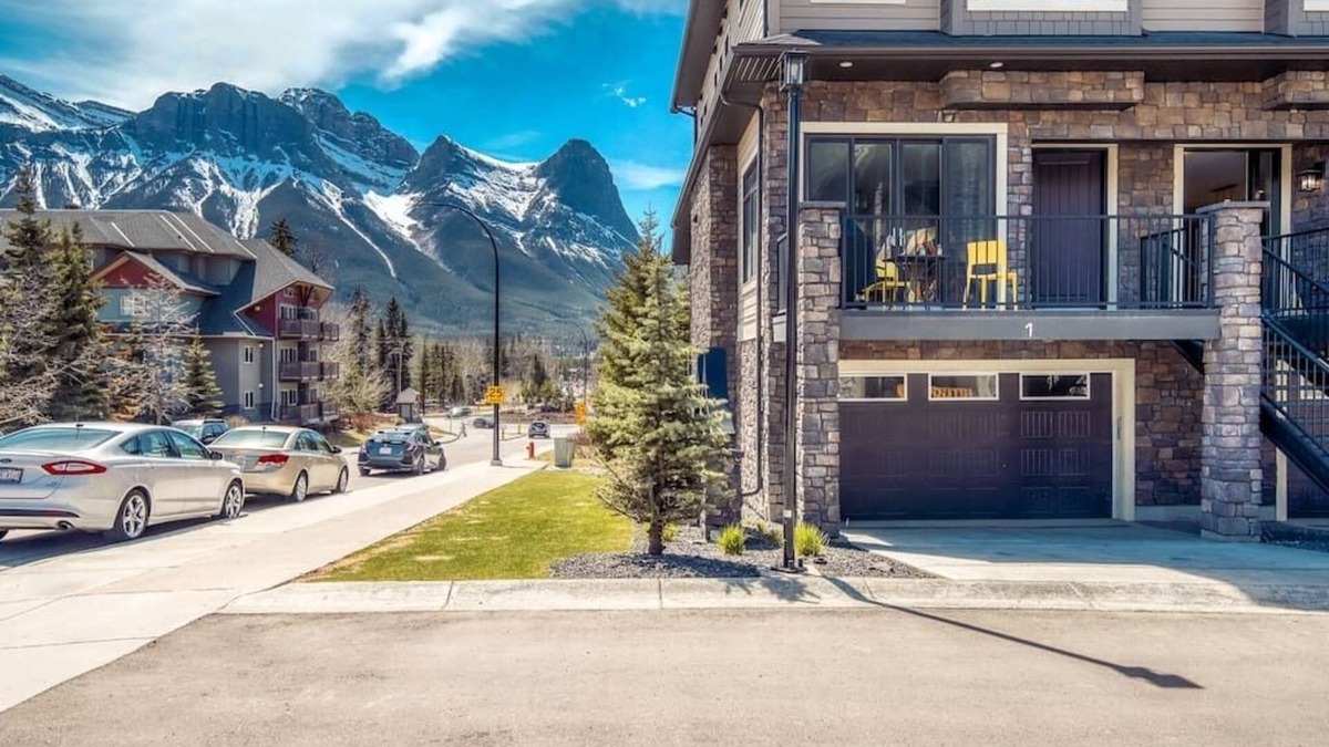Canmore House | Grandview Getaway- private hot tub, luxe, view, group stay, 5BR, sleeps 12 -M1